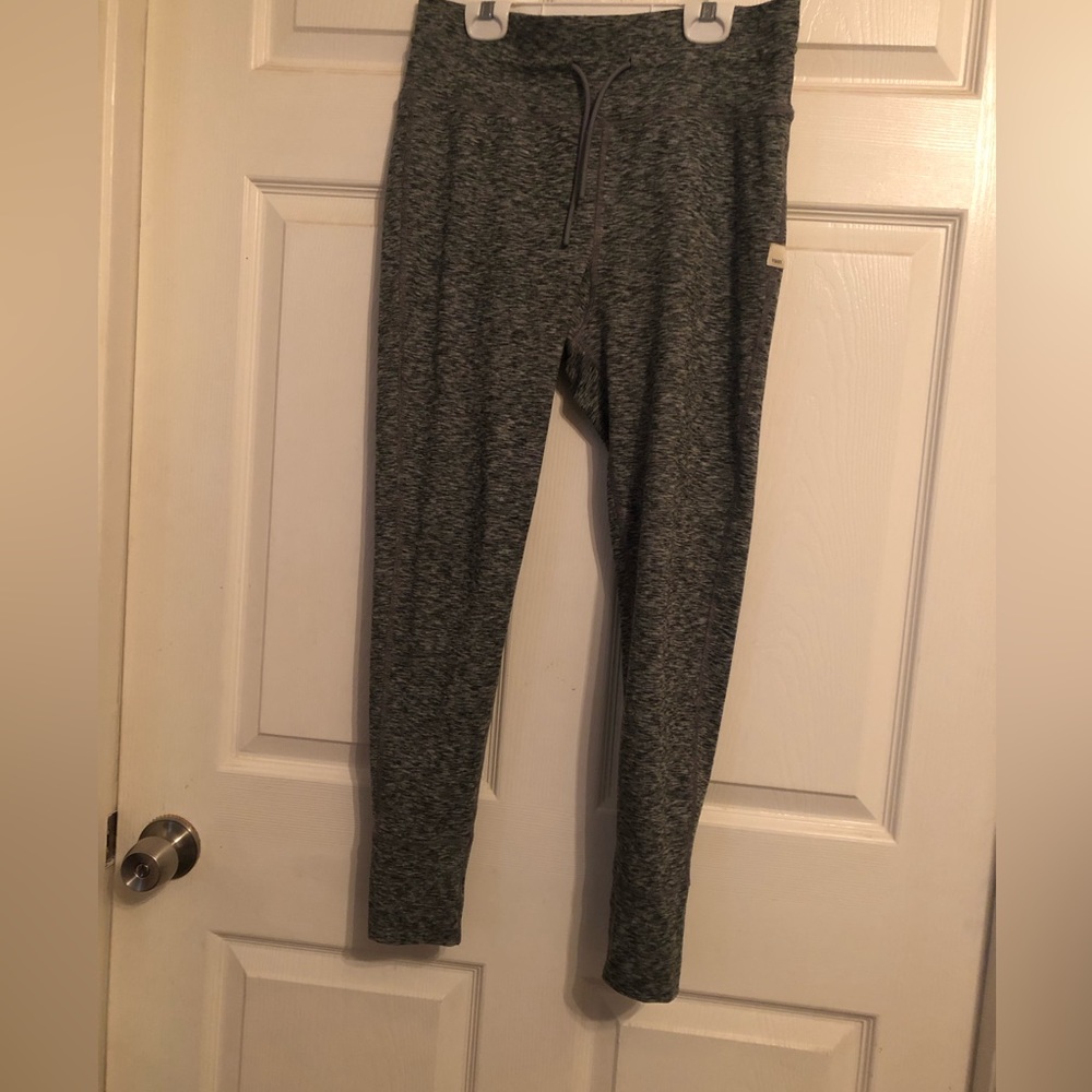Vuori Daily (?) legging size large in heathered gray EUC